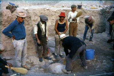 Bastam-1970-excavation.jpg